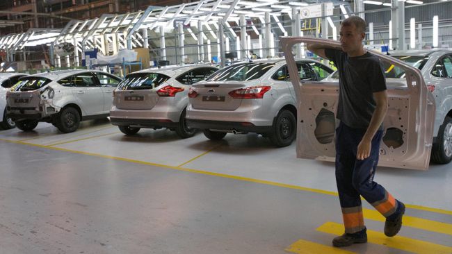 Рабочий в цехе завода Ford Sollers во Всеволжске Рабочий в цехе завода Ford Sollers во Всеволжске