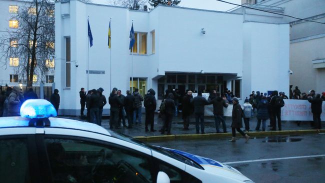 Участники протестной акции у здания МВД в Киеве Участники протестной акции у здания МВД в Киеве