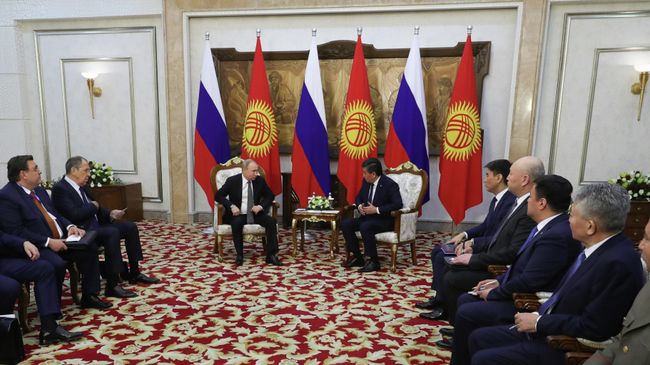 Владимир Путин и президент Киргизии Сооронбай Жээнбеков во время встречи в государственной резиденции Ала-Арча под Бишкеком. 28 марта 2019 Владимир Путин и президент Киргизии Сооронбай Жээнбеков во время встречи в государственной резиденции Ала-Арча под Бишкеком. 28 марта 2019
