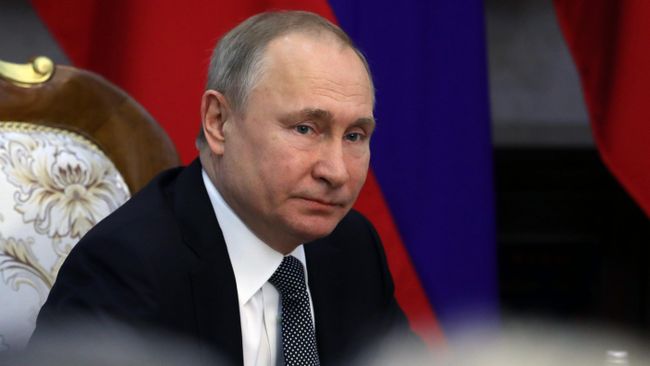 Владимир Путин во время встречи в Бишкеке с президентом Киргизии Сооронбаем Жээнбековым. 28 марта 2019 Владимир Путин во время встречи в Бишкеке с президентом Киргизии Сооронбаем Жээнбековым. 28 марта 2019