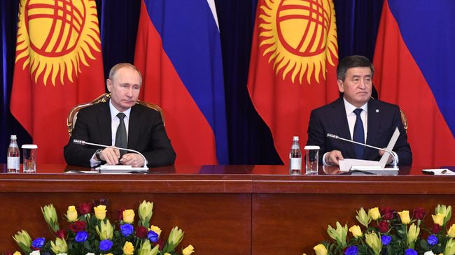 Владимир Путин и президент Киргизии Сооронбай Жээнбеков на церемонии подписания совместных документов по итогам российско-киргизских переговоров в Бишкеке. 28 марта 2019 Владимир Путин и президент Киргизии Сооронбай Жээнбеков на церемонии подписания совместных документов по итогам российско-киргизских переговоров в Бишкеке. 28 марта 2019