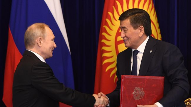 Владимир Путин и президент Киргизии Сооронбай Жээнбеков на церемонии подписания совместных документов по итогам российско-киргизских переговоров в Бишкеке. 28 марта 2019 Владимир Путин и президент Киргизии Сооронбай Жээнбеков на церемонии подписания совместных документов по итогам российско-киргизских переговоров в Бишкеке. 28 марта 2019