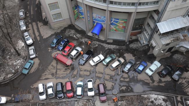 Припаркованные автомобили во одном из дворов на улице Серафимовича Припаркованные автомобили во одном из дворов на улице Серафимовича