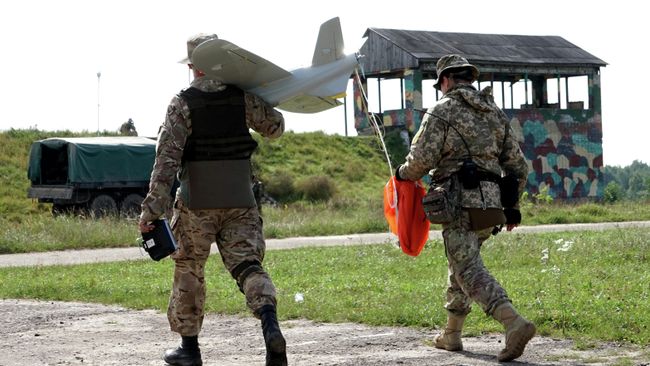 Украинские военные с беспилотным летательным аппаратом на полигоне