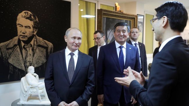 Президент РФ Владимир Путин и президент Киргизии Сооронбай Жээнбеков во время посещения дома-музея Чингиза Айтматова в Бишкеке. 28 марта 2019 Президент РФ Владимир Путин и президент Киргизии Сооронбай Жээнбеков во время посещения дома-музея Чингиза Айтматова в Бишкеке. 28 марта 2019