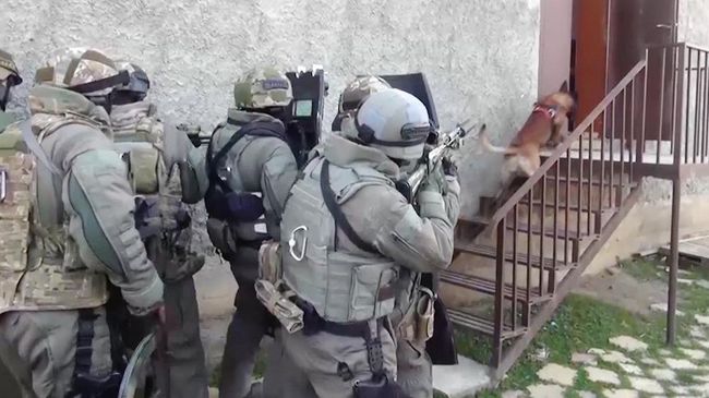 Сотрудники ФСБ РФ во время задержания члена преступной группы, причастной к терактам в московском метро Сотрудники ФСБ РФ во время задержания члена преступной группы, причастной к терактам в московском метро