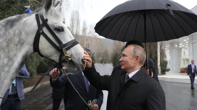 Президент РФ Владимир Путин с подаренным президентом Киргизии Сооронбаем Жээнбековым Орловским рысаком в Бишкеке Президент РФ Владимир Путин с подаренным президентом Киргизии Сооронбаем Жээнбековым Орловским рысаком в Бишкеке