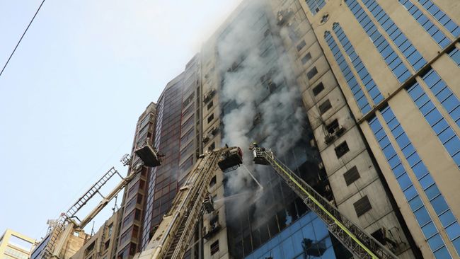 Пожар в небоскребе в столице Бангладеш Дакке. 28 марта 2019
