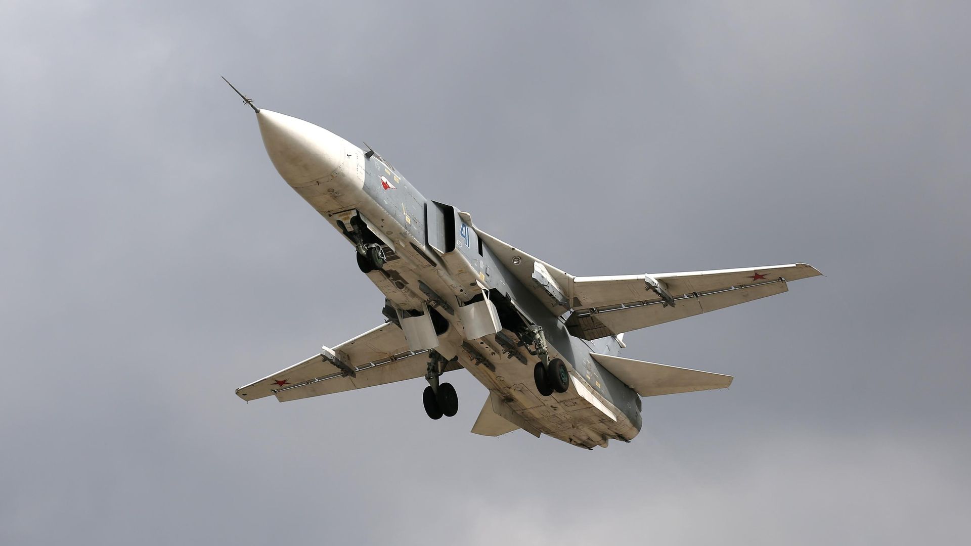 Фронтовой бомбардировщик Су-24М во время окружного этапа конкурса Авиадартс-2019 в Краснодарском крае Фронтовой бомбардировщик Су-24М во время окружного этапа конкурса Авиадартс-2019 в Краснодарском крае - РИА Новости, 1920, 27.08.2021
