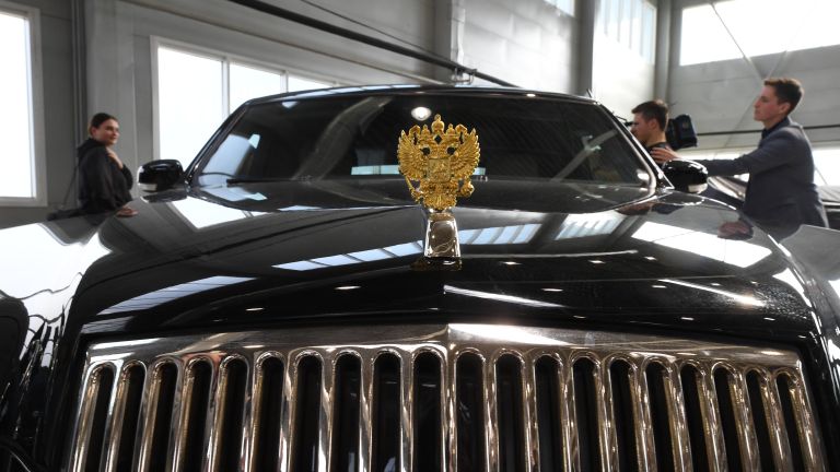 Шильдик автомобиля Aurus в Государственном научном центре РФ ФГУП НАМИ в рамках проекта Открой#Моспром в Москве Шильдик автомобиля Aurus в Государственном научном центре РФ ФГУП НАМИ в рамках проекта Открой#Моспром в Москве