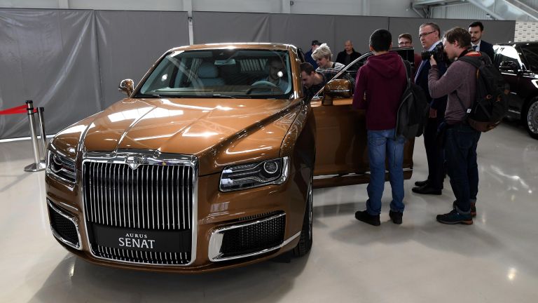 Посетители осматривают автомобиль Aurus в Государственном научном центре РФ ФГУП НАМИ в рамках проекта Открой#Моспром в Москве Посетители осматривают автомобиль Aurus в Государственном научном центре РФ ФГУП НАМИ в рамках проекта Открой#Моспром в Москве