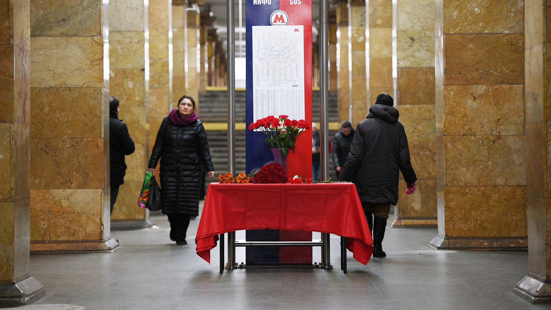 Цветы на станции московского метрополитена Парк культуры в память о жертвах теракта 29 марта 2010 года Цветы на станции московского метрополитена Парк культуры в память о жертвах теракта 29 марта 2010 года - РИА Новости, 1920, 25.10.2021