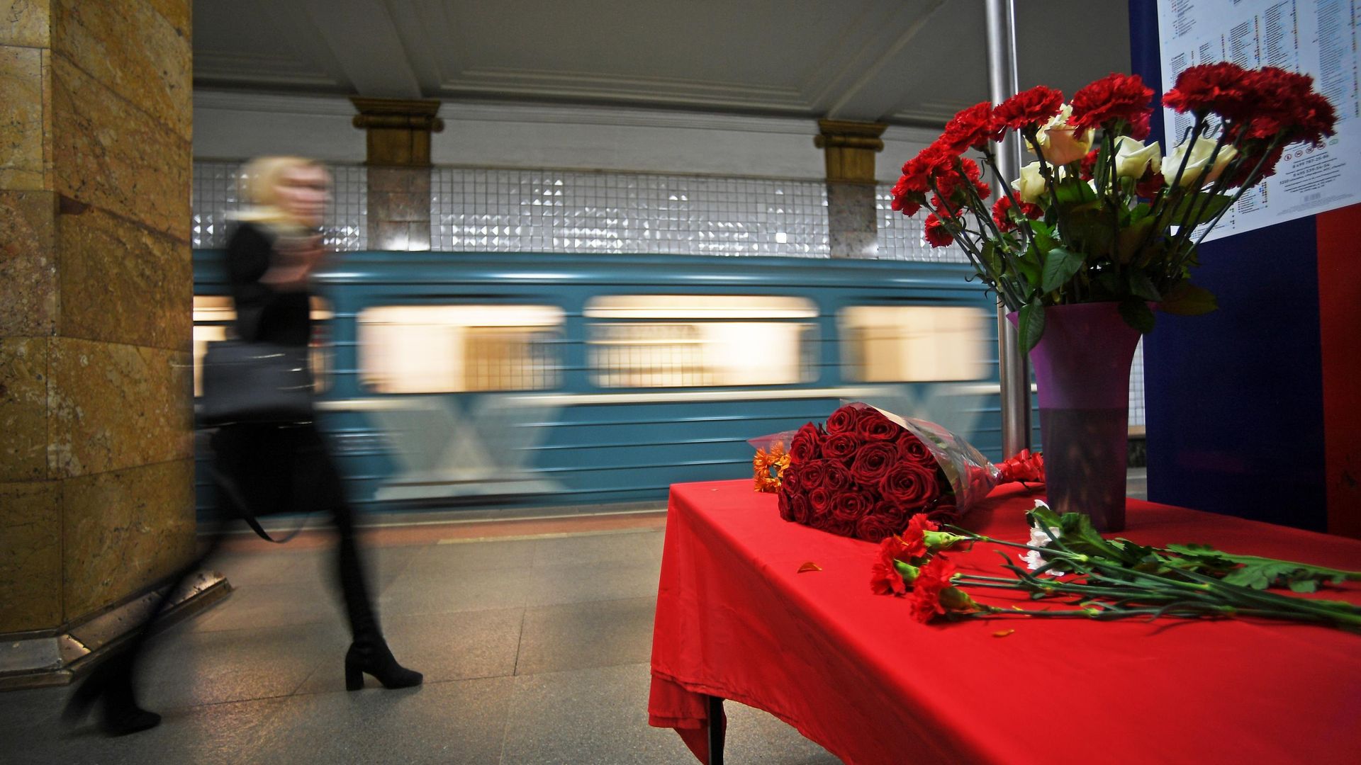 Цветы на станции московского метрополитена Парк культуры в память о жертвах теракта 29 марта 2010 Цветы на станции московского метрополитена Парк культуры в память о жертвах теракта 29 марта 2010 - РИА Новости, 1920, 04.02.2022