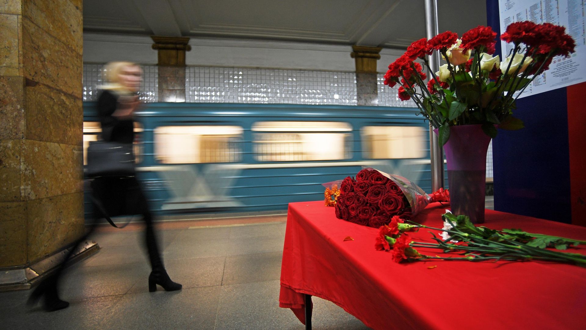 Цветы на станции московского метрополитена Парк культуры в память о жертвах теракта 29 марта 2010 Цветы на станции московского метрополитена Парк культуры в память о жертвах теракта 29 марта 2010 - РИА Новости, 1920, 04.02.2022