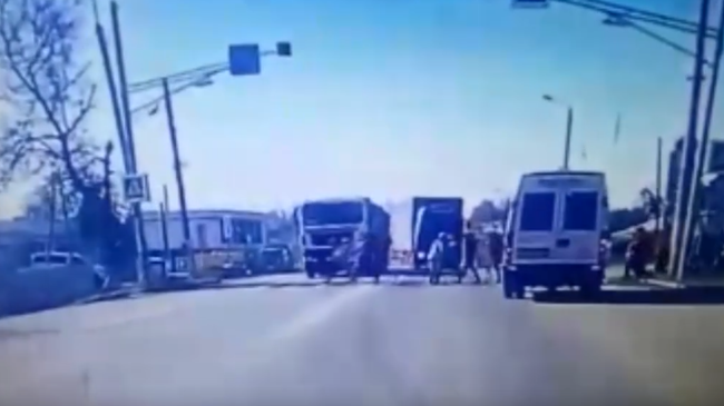 Под Тулой школьники чудом увернулись от вылетевшего на переход МАЗа Под Тулой школьники чудом увернулись от вылетевшего на переход МАЗа