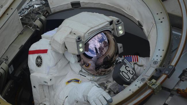 Выход в открытый космос астронавтов NASA Выход в открытый космос астронавтов NASA