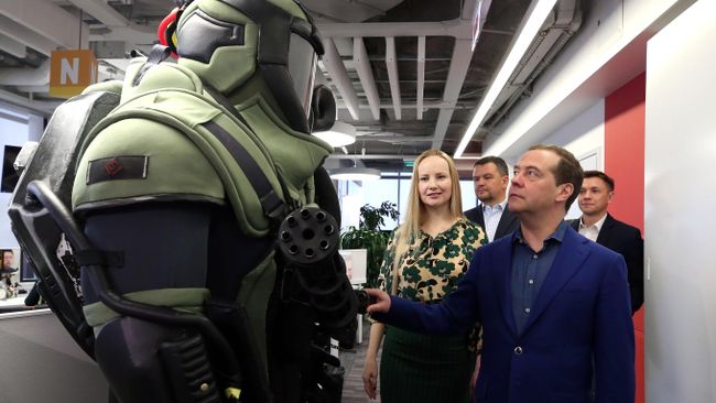  Дмитрий Медведев во время осмотра офиса компании Mail.ru Group в Москве. 29 марта 2019