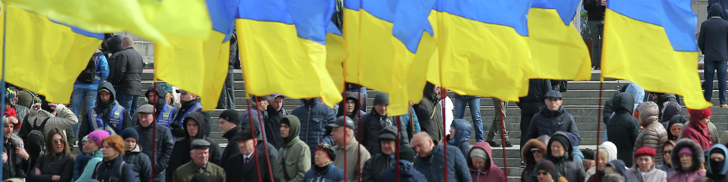 Украинские флаги на площади Независимости в Киеве Украинские флаги на площади Независимости в Киеве