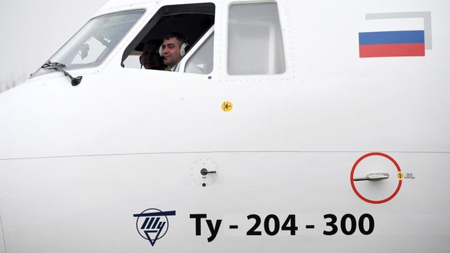 Пилоты в кабине самолета Ту-204-300 Сергей Королев на аэродроме Чкаловский в Московской области. Архивное фото Пилоты в кабине самолета Ту-204-300 Сергей Королев на аэродроме Чкаловский в Московской области. Архивное фото
