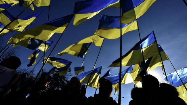 Люди с флагами Украины в Киеве Люди с флагами Украины в Киеве