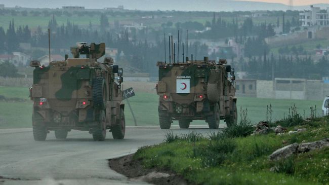 Колонна турецкой военной техники в провинции Алеппо, Сирия Колонна турецкой военной техники в провинции Алеппо, Сирия