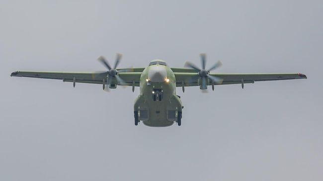 Новейший российский легкий военно-транспортный самолет Ил-112В во время своего первого испытательного полета Новейший российский легкий военно-транспортный самолет Ил-112В во время своего первого испытательного полета