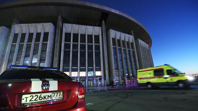 Машина скорой помощи у спорткомплекса Олимпийский в Москве во время пожара. 30 марта 2019 Машина скорой помощи у спорткомплекса Олимпийский в Москве во время пожара. 30 марта 2019