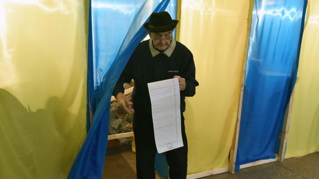 Житель города Львова на одном из избирательных участков города во время голосования на президентских выборах на Украине Житель города Львова на одном из избирательных участков города во время голосования на президентских выборах на Украине