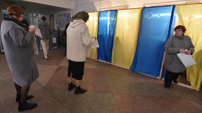 Жители города Львова на одном из избирательных участков города во время голосования на президентских выборах на Украине. 31 марта 2019 Жители города Львова на одном из избирательных участков города во время голосования на президентских выборах на Украине. 31 марта 2019