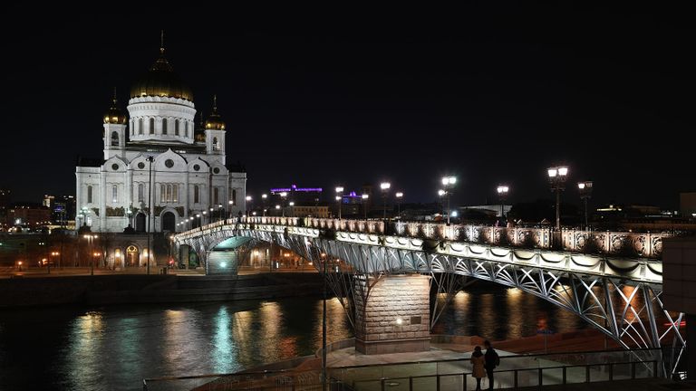 Храм Христа Спасителя в Москве до и после отключения подсветки в рамках экологической акции Час Земли Храм Христа Спасителя в Москве до и после отключения подсветки в рамках экологической акции Час Земли