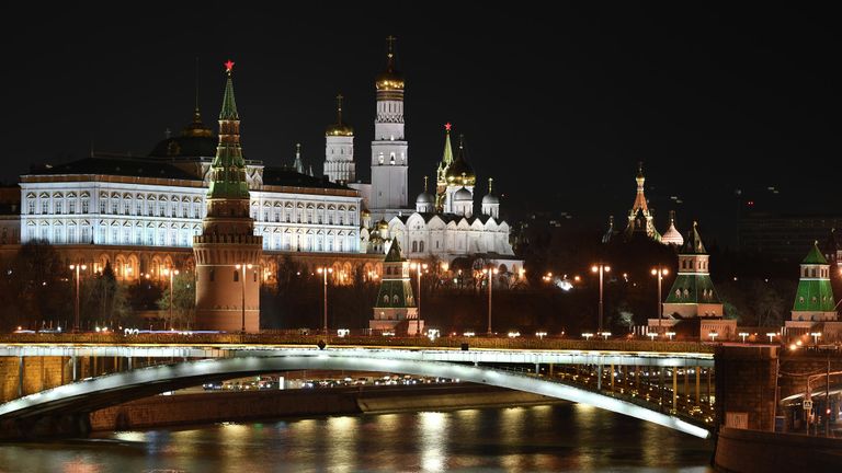 Московский Кремль до и после отключения подсветки в рамках экологической акции Час Земли Московский Кремль до и после отключения подсветки в рамках экологической акции Час Земли