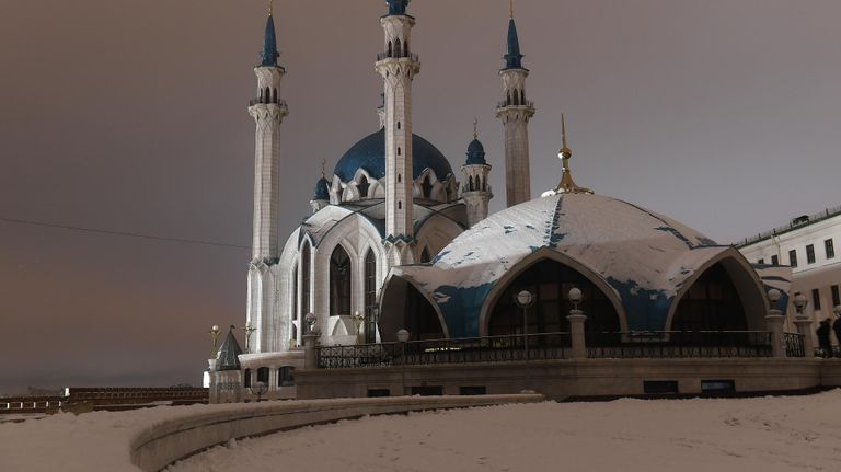Мечеть Кул-Шариф в Казанском Кремле до и после отключения подсветки в рамках экологической акции Час Земли Мечеть Кул-Шариф в Казанском Кремле до и после отключения подсветки в рамках экологической акции Час Земли