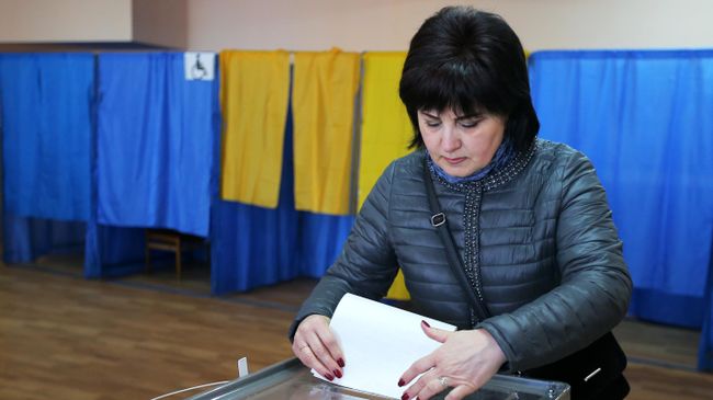 Женщина во время голосования на выборах президента Украины на одном из избирательных участков Киева. 31 марта 2019 Женщина во время голосования на выборах президента Украины на одном из избирательных участков Киева. 31 марта 2019