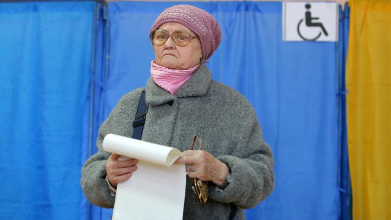 Пожилая женщина во время голосования на выборах президента Украины на одном из избирательных участков Киева. 31 марта 2019 Пожилая женщина во время голосования на выборах президента Украины на одном из избирательных участков Киева. 31 марта 2019