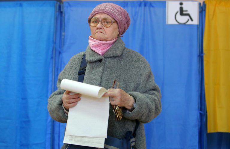 Пожилая женщина во время голосования на выборах президента Украины на одном из избирательных участков Киева. 31 марта 2019 Пожилая женщина во время голосования на выборах президента Украины на одном из избирательных участков Киева. 31 марта 2019