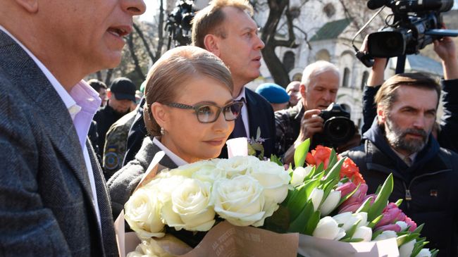 Кандидат в президенты Украины Юлия Тимошенко на одном из избирательных участков Киева после голосования на выборах президента Украины. 31 марта 2019 Кандидат в президенты Украины Юлия Тимошенко на одном из избирательных участков Киева после голосования на выборах президента Украины. 31 марта 2019