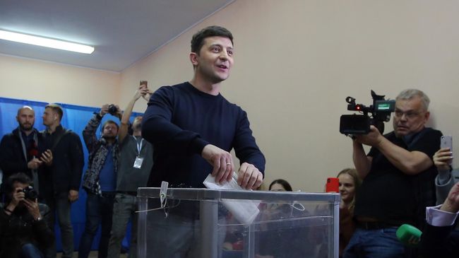 Кандидат в президенты Украины актер Владимир Зеленский во время голосования на президентских выборах на одном из избирательных участков Киева. 31 марта 2019 Кандидат в президенты Украины актер Владимир Зеленский во время голосования на президентских выборах на одном из избирательных участков Киева. 31 марта 2019