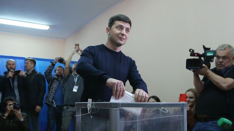 Кандидат в президенты Украины, актер Владимир Зеленский во время голосования на президентских выборах на одном из избирательных участков Киева. 31 марта 2019 Кандидат в президенты Украины, актер Владимир Зеленский во время голосования на президентских выборах на одном из избирательных участков Киева. 31 марта 2019