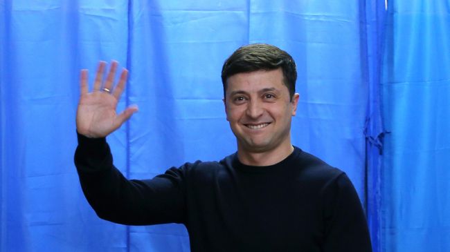 Кандидат в президенты Украины актер Владимир Зеленский во время голосования на президентских выборах на одном из избирательных участков Киева. 31 марта 2019