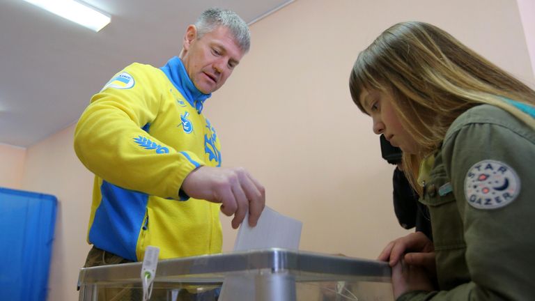 Жители Киева во время голосования на выборах президента Украины на одном из избирательных участков Жители Киева во время голосования на выборах президента Украины на одном из избирательных участков