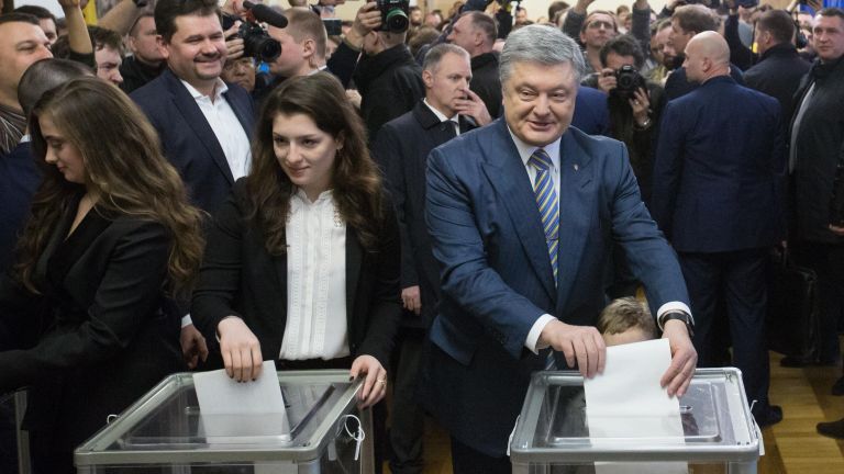 Действующий президент Украины Петр Порошенко с дочерьми на избирательном участке в Киеве во время голосования на президентских выборах. Действующий президент Украины Петр Порошенко с дочерьми на избирательном участке в Киеве во время голосования на президентских выборах.
