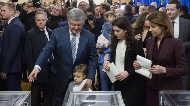Действующий президент Украины Петр Порошенко с супругой и детьми на избирательном участке в Киеве во время голосования на президентских выборах Действующий президент Украины Петр Порошенко с супругой и детьми на избирательном участке в Киеве во время голосования на президентских выборах