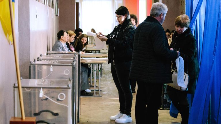 Жители Харькова на одном из избирательных участков города во время голосования на президентских выборах на Украине Жители Харькова на одном из избирательных участков города во время голосования на президентских выборах на Украине