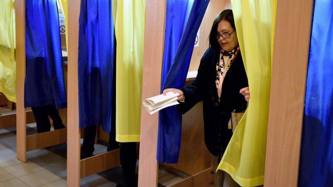 Женщина во время голосования на выборах президента Украины на одном из избирательных участков Киева Женщина во время голосования на выборах президента Украины на одном из избирательных участков Киева