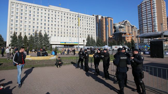 Сотрудники полиции у здания ЦИК Украины в Киеве во время президентских выборов. 31 марта 2019 Сотрудники полиции у здания ЦИК Украины в Киеве во время президентских выборов. 31 марта 2019