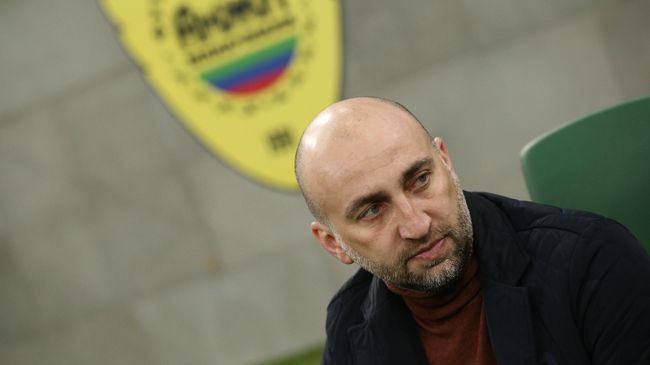 Главный тренер ФК Анжи Магомед Адиев Главный тренер ФК Анжи Магомед Адиев
