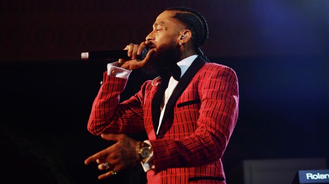 Американский рэпер Nipsey Hussle (Эрмиас Асгхедом) во время выступления в Лос-Анджелесе. 7 февраля 2019 Американский рэпер Nipsey Hussle (Эрмиас Асгхедом) во время выступления в Лос-Анджелесе. 7 февраля 2019