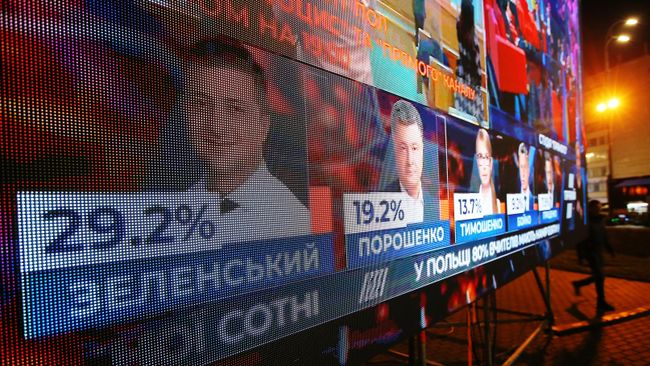 Табло у здания ЦИК Украины с предварительными данными по голосованию жителей на выборах президента Табло у здания ЦИК Украины с предварительными данными по голосованию жителей на выборах президента