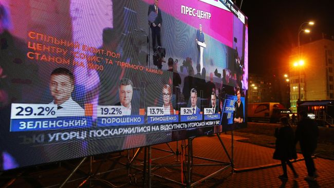 Табло у здания ЦИК Украины с предварительными данными по голосованию жителей на выборах президента Табло у здания ЦИК Украины с предварительными данными по голосованию жителей на выборах президента