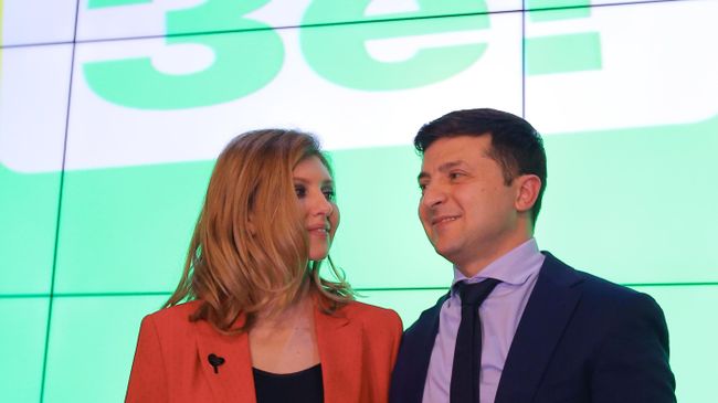 Кандидат в президенты Украины, актер Владимир Зеленский с супругой Еленой в своем избирательном штабе в Киеве. 31 марта 2019 Кандидат в президенты Украины, актер Владимир Зеленский с супругой Еленой в своем избирательном штабе в Киеве. 31 марта 2019